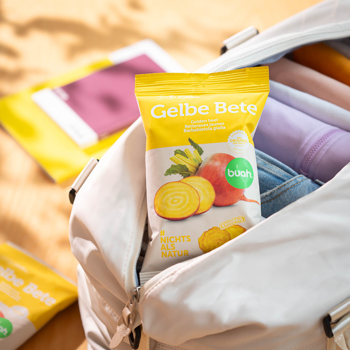 buah Gelbe Bete Chips ragen aus einer Sporttasche heraus