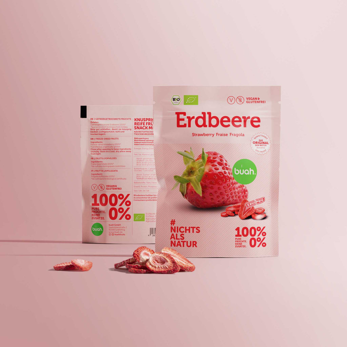 buah Snackpack Erdbeere mit einem kleinen Haufen gefriergetrockneter Erdbeeren im Vordergrund