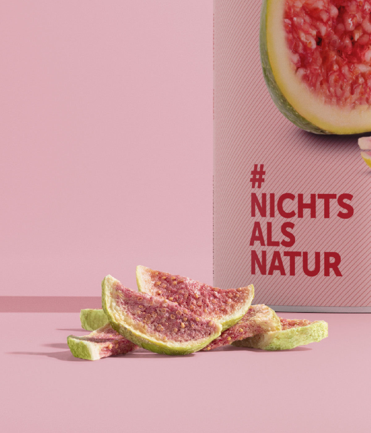 Gefriergetrocknete Feigen Stuecke liegen vor einer Dose buah Feigen