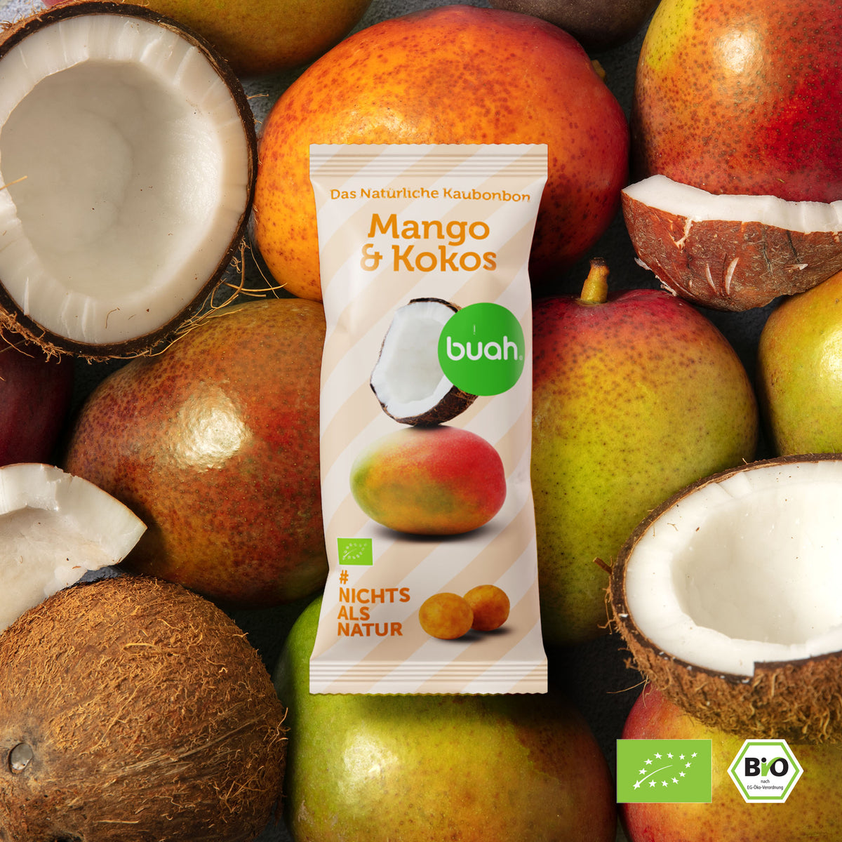 Buah Mango-Kokos Kaubonbon Tüte liegt auf frischen Kokosnuss und Mango