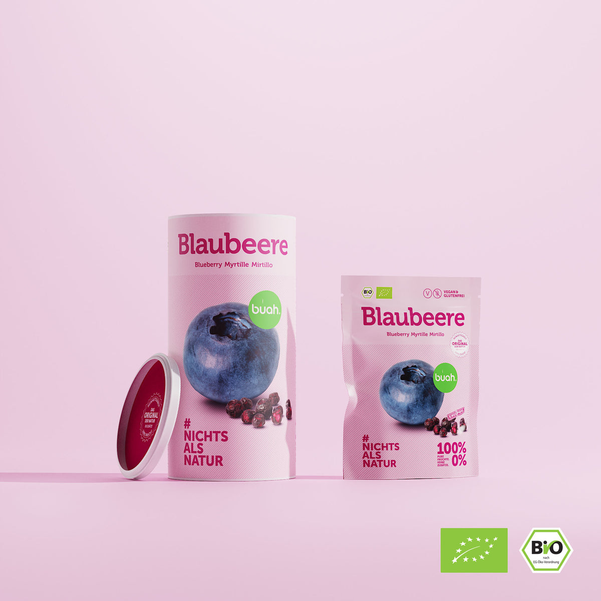 buah Blaubeere Produktangebot - Dose buah gefriergetrocknete Blaubeere in Form eines Zylinders neben einem kleinen rechteckigen Snackpack buah Blaubeere, lila Hintergrund