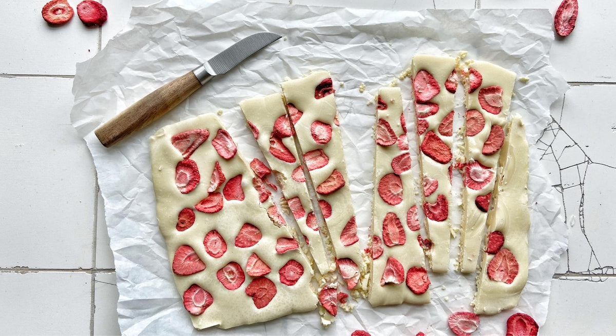 Weiße Bruchschokolade mit Erdbeeren