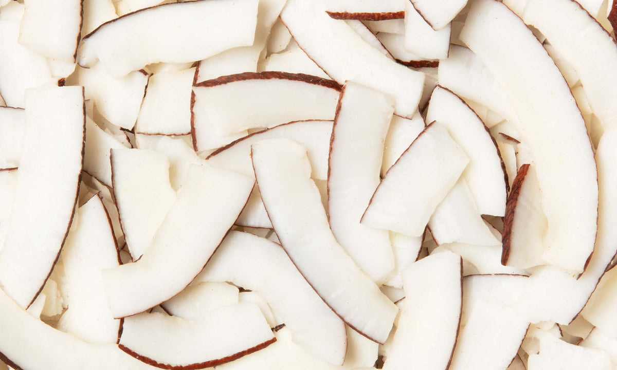 Weisse, duenne buah Kokoschips liegen auf und nebeneinander