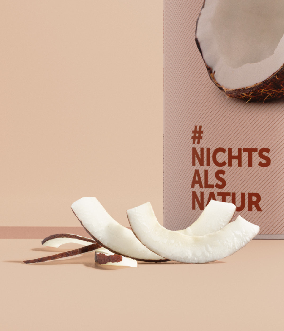 Weiße Kokoschips mit braunem Rand von buah vor einer Dose buah Kokoschips