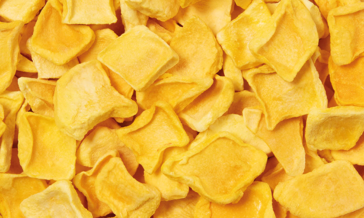 Anhäufung von gefriergetrockneten Mangochips in saftiger gelber Farbe