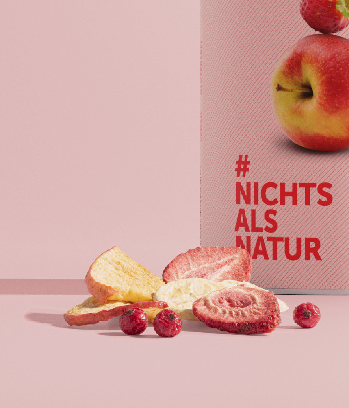 Kleiner Haufen gefriergetrockneter Erdbeere, Bananen und Apfel liegt vor einer Dose Erdbeere & Friends von buah