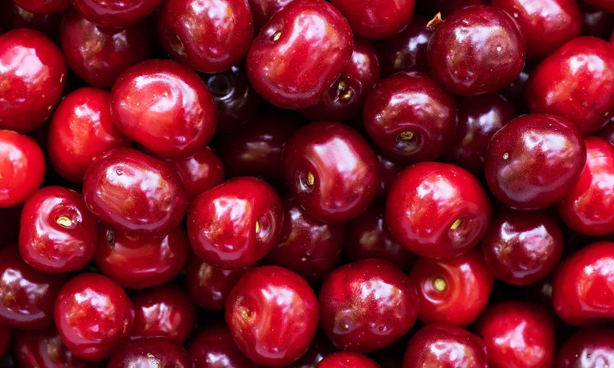 Viele frische, rote und knackige Kirschen liegen auf und nebeneinander