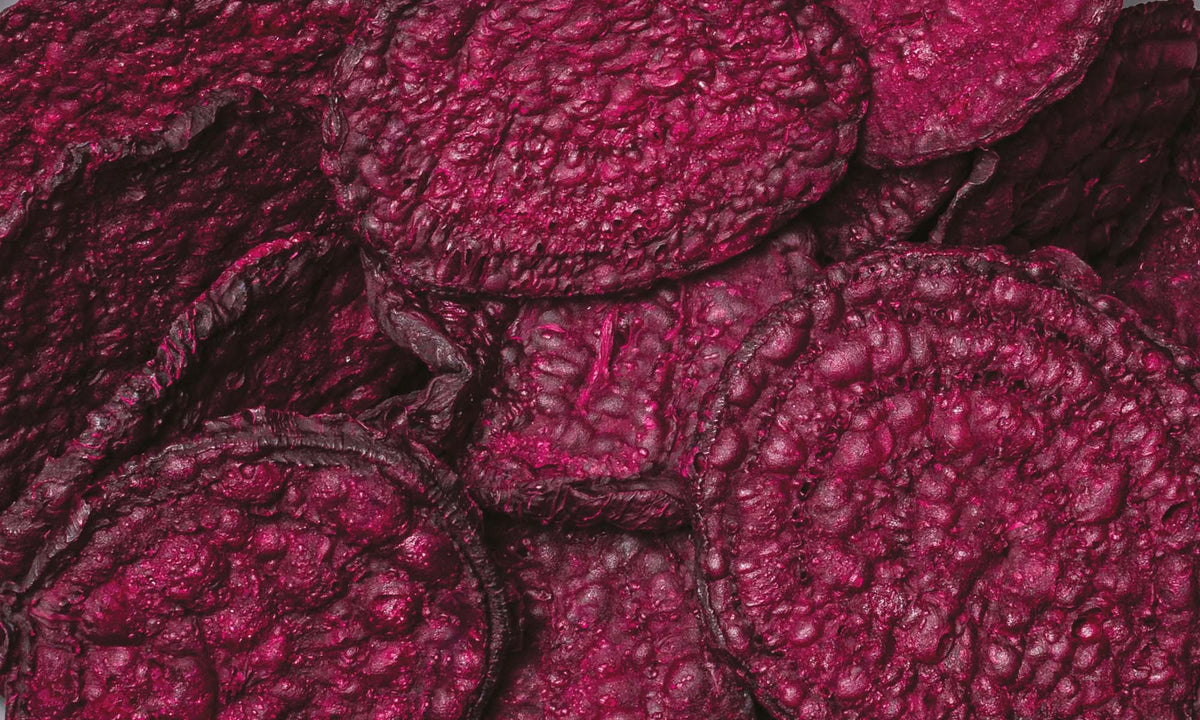 Viele, lila, vakuumgetrocknete Rote Bete Chips von buah auf und nebeneinander