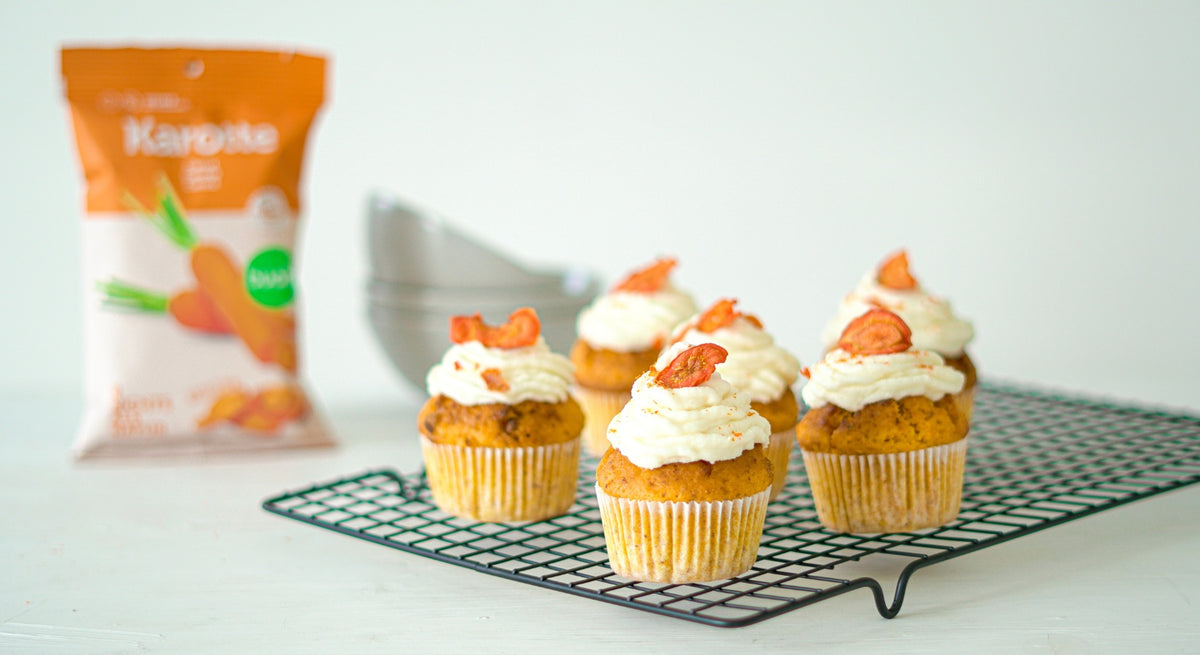 Karottenmuffins mit Frosting und buah vakuumgetrockneten Karotten als Dekoration