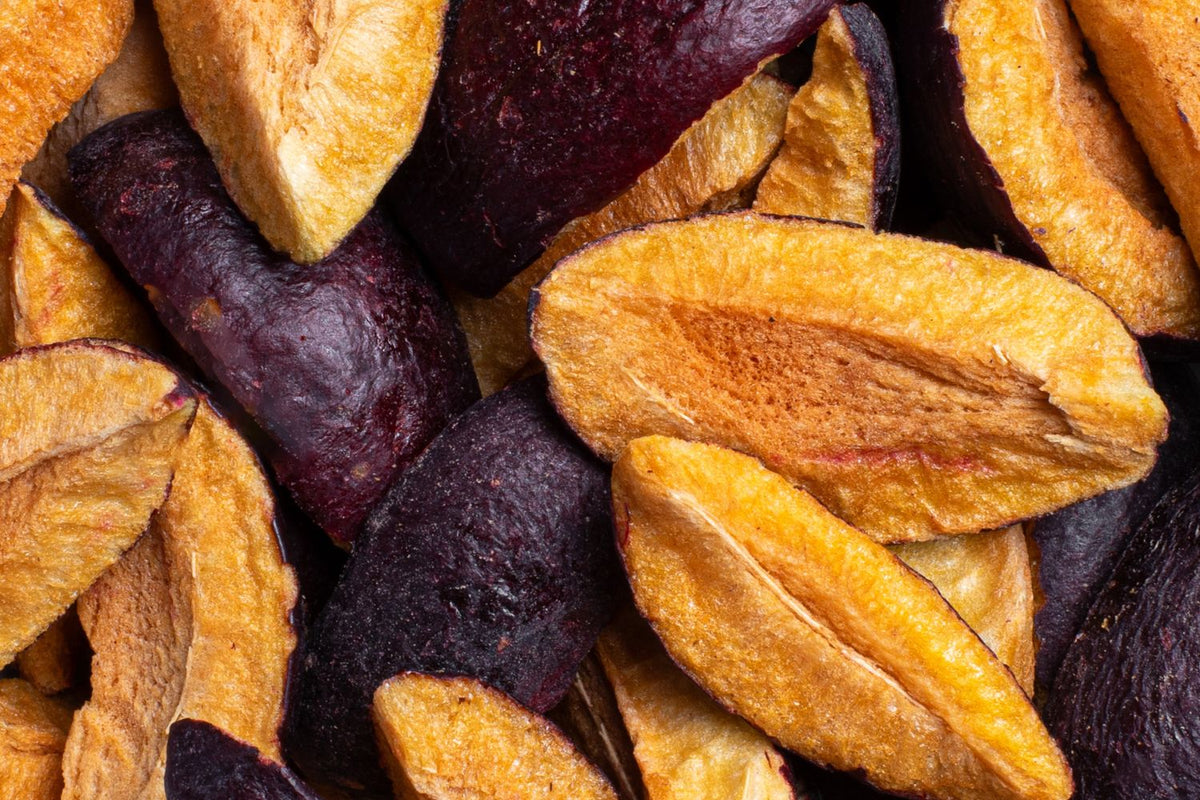 Viele buah gefriergetrocknete Pflaume Schnitze in Lila und dunklerem gelb liegen auf und nebeneinander