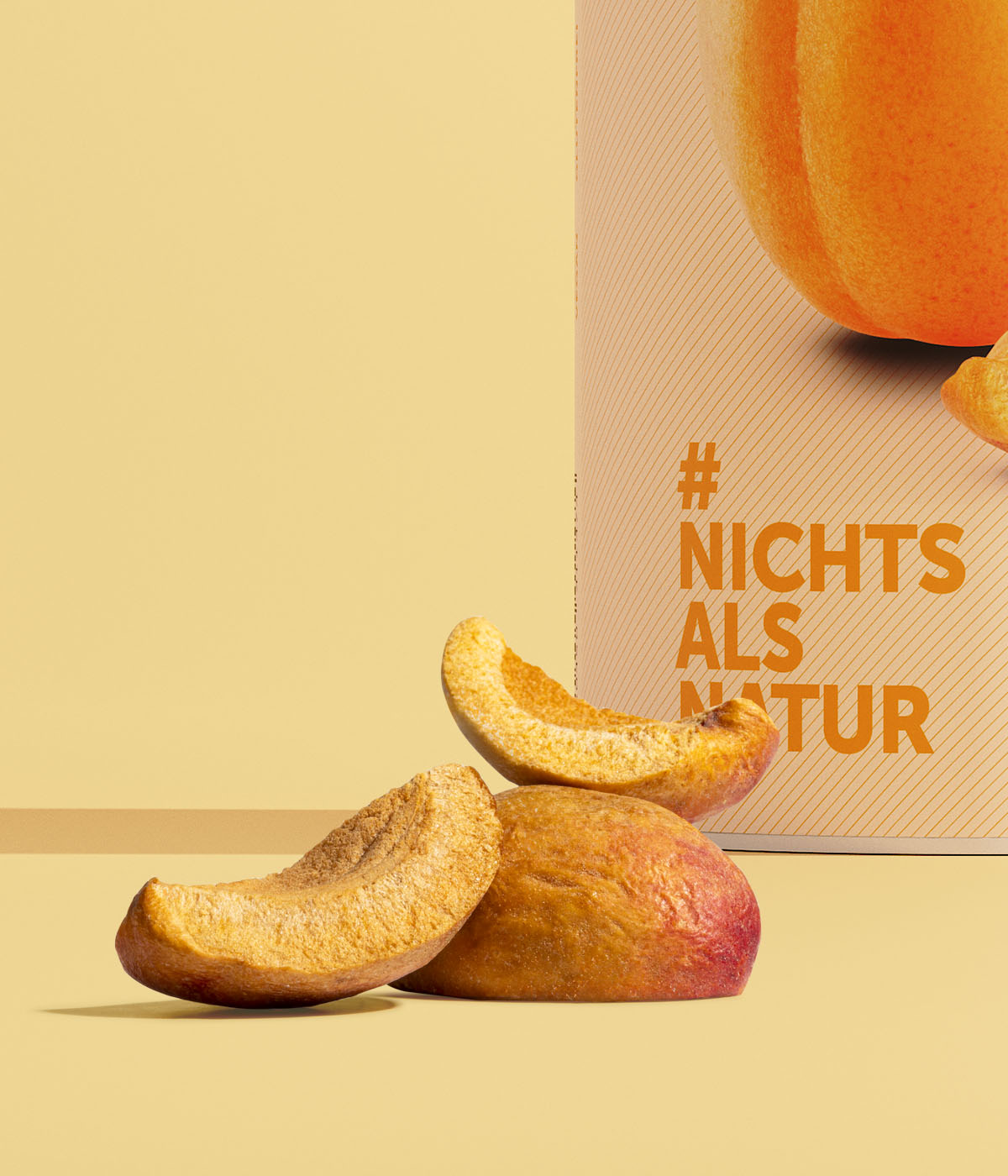 Buah gefriergetrocknete Schnitze Aprikose lieben vor einer Dose Aprikose vor gelbem Hintergrund 