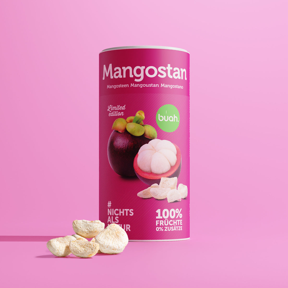 Eine pinke Dose buah gefriergetrocknete Mangostan steht im Zentrum vor einem pinken Hintergrund. Davor liegen passend einige knusprige Mangostanstücke.