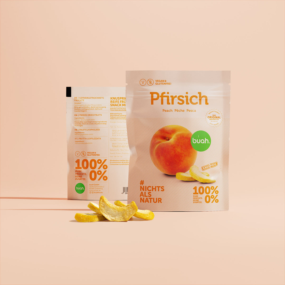 buah Snackpack Pfirsich mit einem kleinen Haufen gefriergetrockneter Pfirsiche im Vordergrund